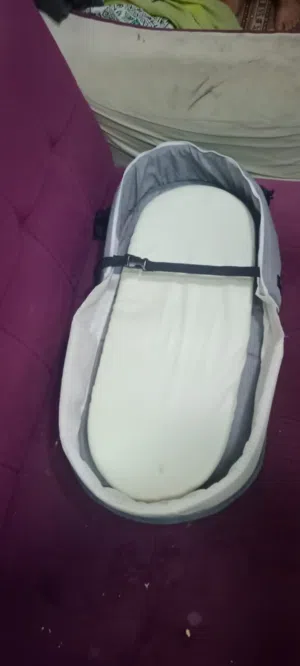 سرير محمول للاطفال الرضع حتي عمر سنه وحقيبة لحمل اغراض الطفل اثناء السفر والتنزه