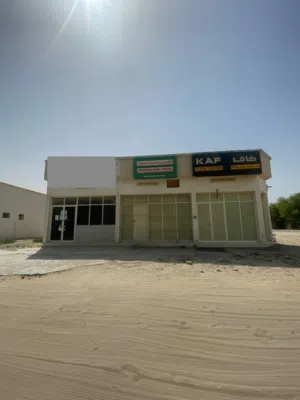 للبيع أرض سكنية تجارية عليها 3 محلات