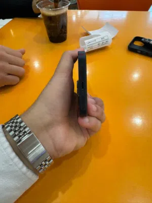 ايفون 13 عادي مساحه 128 جيجابايت بطاريه 93 بكفي يوم كامل سعرو 290 معو 2 شواحن اصليات سعرهم 35 دينار