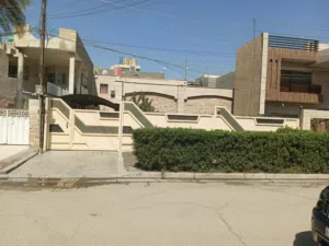 بيت كلاسك قديم محدث مساحة 393 م  يقع في حي الجامعة شارع كلية الادارة و الاقتصاد