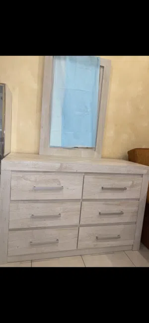 البيع بالقطعة من تسريحة ومكتب وأرفف وغيره