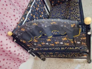 تخت اطفال للبيع استعمال شهرين فقط موجود في الزرقاء للتواصل على الواتس اب