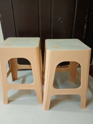 2 كراسي في حالة جيدة
