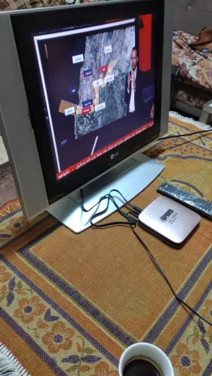شاشات تلفزيون العدد اثنين للبيع  شغالين بصلاه عل النبي مشاء الله تبارك الرحمن عليهم الموقع عمان