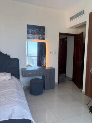 (مثل الجديدة). الطقم يتميز بلونه الأسود/الرمادي الداكن الفخم وخامته المخملية الراقه