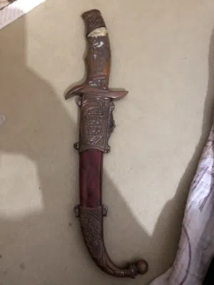 خنجر للزينة و يمكن استعماله استعمالات اخرى