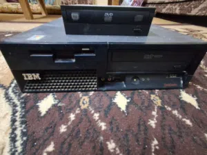 كمبيوتر IBM و DVD ديسك درايف