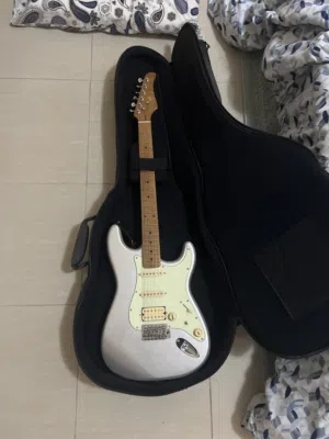 Steiner Electric Guitar (With AMP and CABLE with CARRYING TRAVEL CASE)