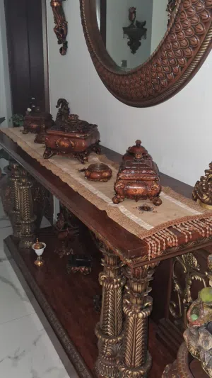طاولة فخمة للديكور مع مراية وشامل التحف للبيع (بيرو)