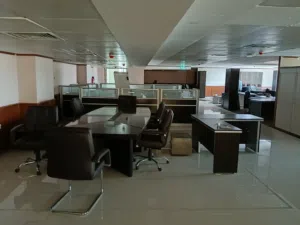 اثاث مكاتب بحالة جيده استعمال خفيف موجود كل ما تحتاجه في المكتب ، العين منطقة الصناعيه