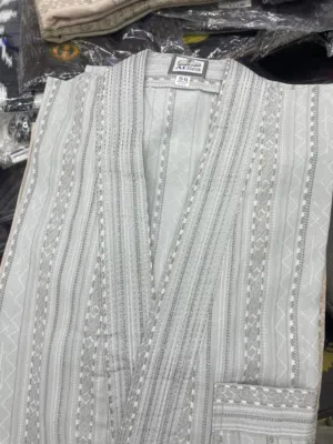 تنزيلات على جلابيات لكل الالوان و نقشات متوفرات صغار على حسب المقاس طول