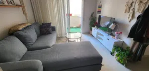 كنب خامه عالية الجوده مع طاولة زجاجية و طاولة تلفاز خشبية مع  السجاد و النباتات   للبيع مباشرة