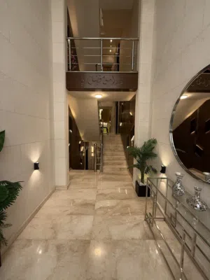 اخر شقة ارضية 200 متر داخلي وخارجي 50 متر في اجمل مناطق طريق المطار الحويطي على شارعين تشطيب فاخر