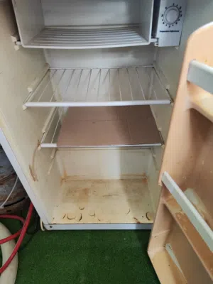 ثلاجه صغيره للبيع.