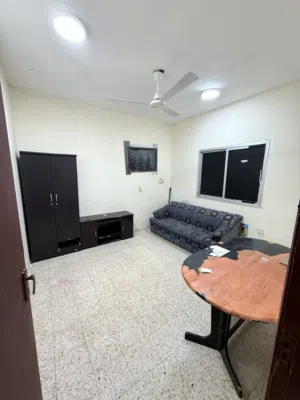 شقه مكونه من غرفتين نوم وحمام ومطبخ للإيجار Flat for Rent