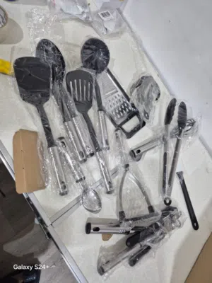 معدات خاصه بالمطبخ عددها 25 قطعه تقريبا