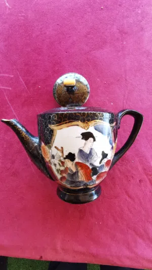 طقم اباريق مرسوم عليه رسم ياباني انتيك فاخر متوارث عبر الاجيال في العائلة يقدر عمره ب 50 عام و إبريق