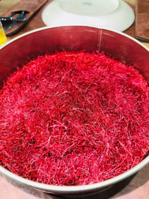 زعفران سوبرنجين أفغاني ، يُعرف أيضاً باسم هراتي