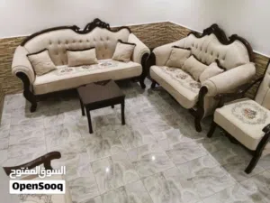 ثلاث غرف وصالة وبلكونات ومنافع يوجد مصعد