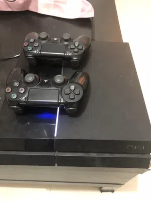 PS4 شبه جديد في قمة النظافه
