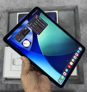 أيباد إير 5 . لون أزرق . معالج M1 . ذاكرة 64 . شاشة 10.9 انش . استعمال شخصي نظيف جداً من دون أي خدوش