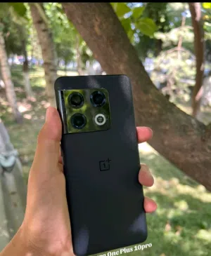 هاتف one plus 10pro 5G الأبعاد: 163 × 73.9 × 8.55 مم الوزن: حوالي 200.5 جم