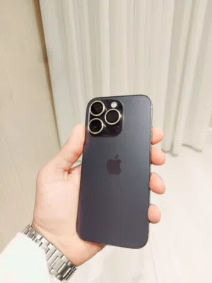 iPhone 14 Pro لون بنفسجي خبش يبرا لا كرت التلفون بدون اي عيوب من قدام الحوش تاخده وقلب وين تبي