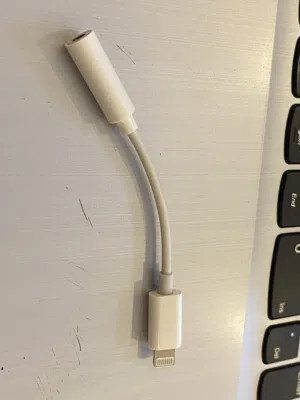 Lightning to 3.5 mm Headphone Jack Adapter for iPhone - الادابتر الاصلي Apple + سماعات AKG  اصلي