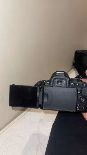 كاميرا Nikon D5100 مع عدسة Tamron 18-200 للبيع نظيفة