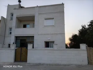 145 m2 3 Bedrooms Townhouse for Sale in Madaba Madaba Center