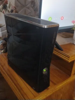 اكس بوكس 360 مستعمل نضيف على ايدي مفتوح لتنضيف فقط فتحته اني بيدي مو مصلح