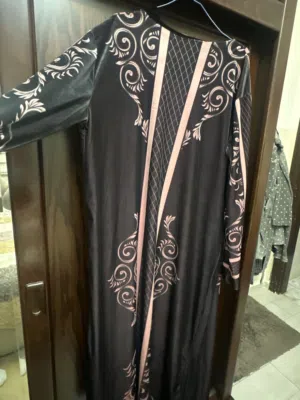 عباءة باللون الاسود و الزهري شراء 70 بيع 35 دينار غير مستعمل