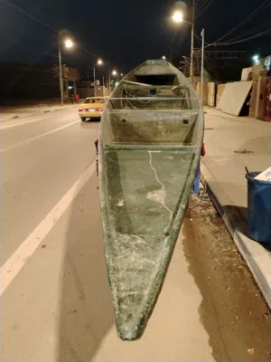 بلم بليته طول 7متر ونص مع مكينه 8 نضيفات جدا استخدام البلم شي قليل