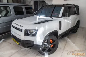 Land Rover Defender 2022 Plug in hybrid Black Package السيارة وارد المانيا و قطعت مسافة 21,000