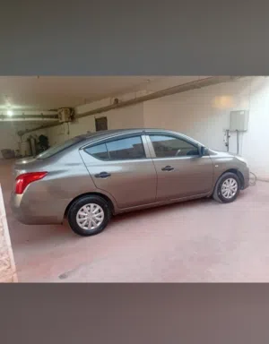 نيسان صني 2015 مستعملة بحالة جيدة مع حساسات وخاصيات مميزة في بني