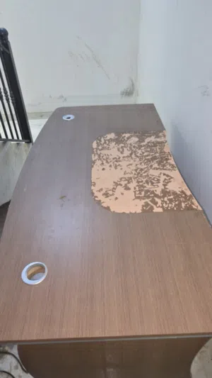 سريرين و طاولة مكتب كبيرة مع درج خاصة بها