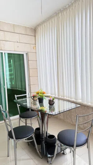 طاولة زجاجية مع 3 كراسي كروم