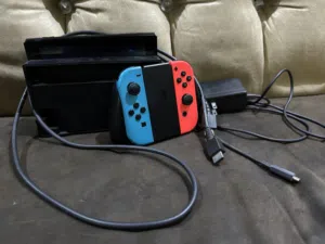 Nintendo Switch بحالة ممتازة مع جميع الملحقات
