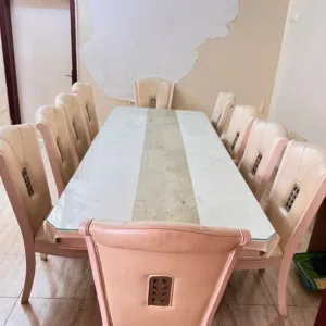 طاولة طعام ملكية