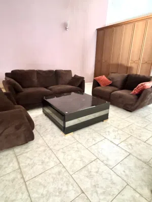 صالون حديث ثلاث قطع وطاولة