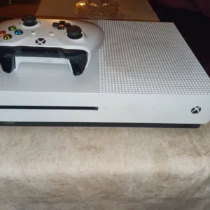 اكسبوكس وان اس .Xbox one s (مع يد (اقرا الوصف.