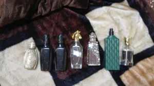 علب عطر فاضية ب 10 ليرة كلهم يلي بده ياهم يحكي معي وانس