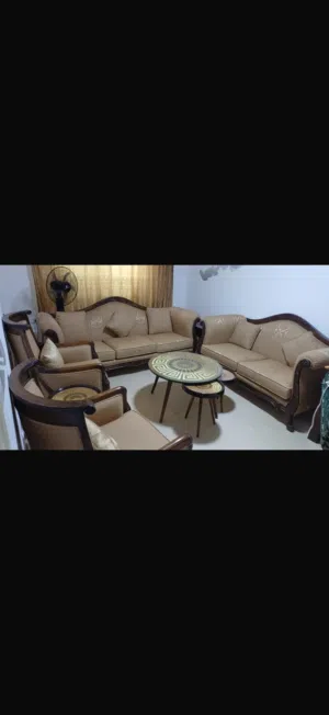 طقم كنب خليجي مستورد بحاله نظيفه جدا مع الطاولات