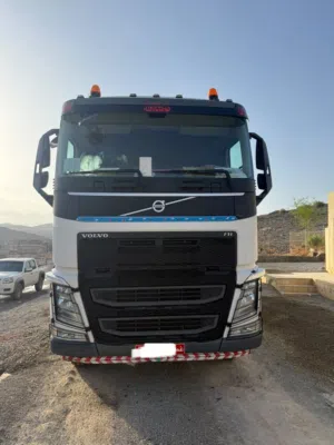 للبيع راس شاحنه 6 ويل فولفو 2021 وكاله عمان ومعدات أخرى