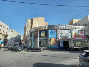 سطح كامل في مجمع تجاري للايجار يصلح مطعم / كوفي شوب او game center