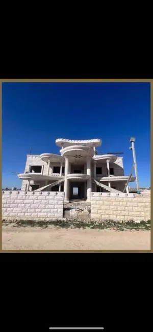 5 Bedrooms . 4 Bathrooms . 670 m20