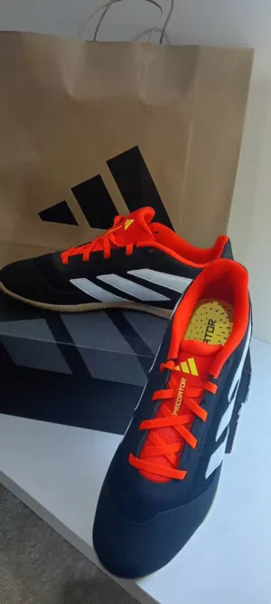 حذاء كورة قدم بساط أو صالات شاري من الوكيل جاني في الضيق شوية رقمه 42 سعر 250 دينار جديد مش ملبوس