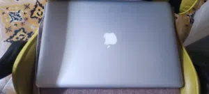 ماك بوك برو  الدقه كلش مااعرف يانسخه لابتوب حلو ومامحدثه مااستخدمه موصفاتها بلصوره ابيعها على حالها