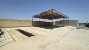 للايجار ورشه يوجد بها مكاتب في موقع ممتاز ولايه منح قربه عز