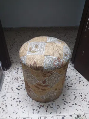 بيع لضرورة كنبة ثنائية ب 18كرسي غرفة نوم خشب ب 8 طاولة بلاستيك ب 10 طاولة وسط 18 كلهم بحالة جيدة